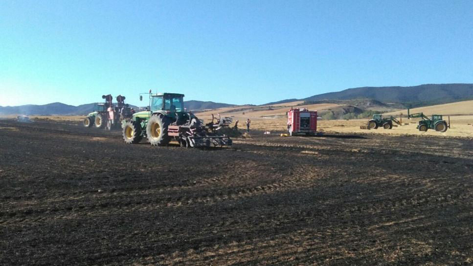 Imágenes de los tractores con los que los vecinos de Artajo han colaborado para sofocar un incendio en un campo de la localidad BOMBEROS DE NAVARRA