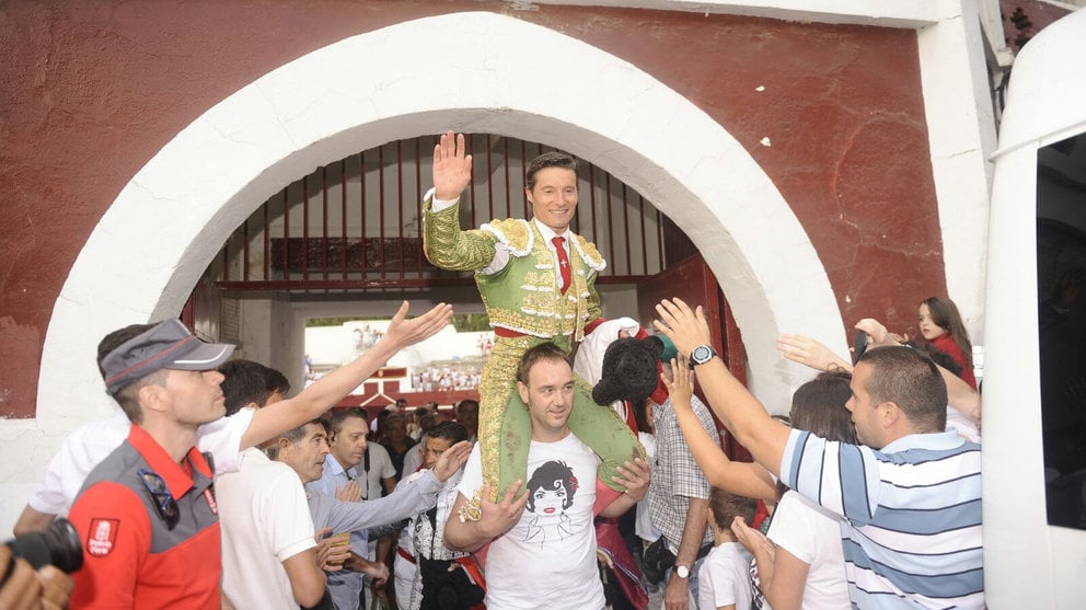 El torero Diego Urdiales abre la puerta grande de la plaza de Estella en la primera corrida de las fiestas. MIGUEL OSÉS
