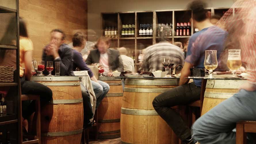 Imagen de varias personas en un bar. ARCHIVO
