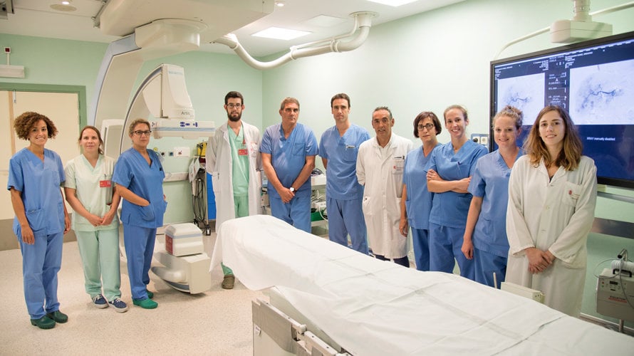 Equipo de profesionales de Radiología Vascular Intervencionista y Urología del CHN autores del trabajo