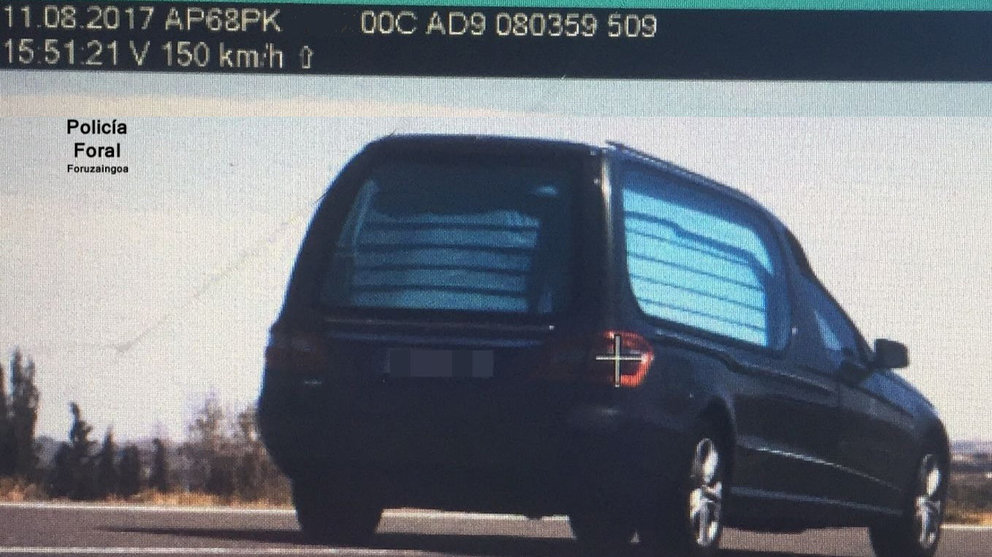 Un coche funerario sorprendido a 150 kilómetros por hora por un radar en la AP68 a la altura de Tudela POLICÍA FORAL