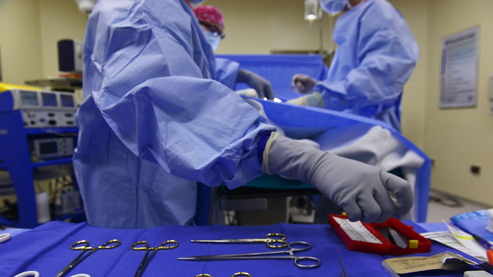 Imagen de varios médicos y sus auxiliares trabajando en un quirófano en un hospital ARCHIVO
