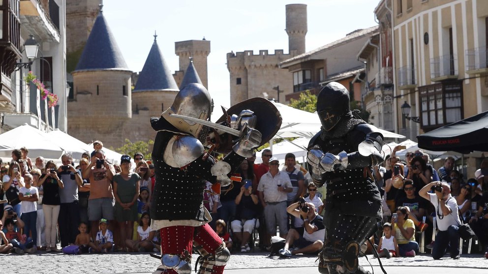 Dos caballeros ataviados de época se baten en un duelo durante una representación en Olite, que celebra su semana medieval. EFE/Jesús Diges