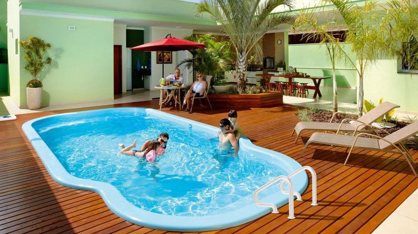 Una piscina de verano en una imagen de ARCHIVO