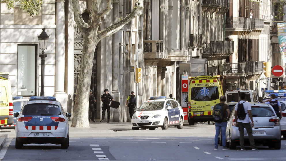 Despliegue policial en la Rambla de Catalunya tras el brutal atropello terrorista contra decenas de personas en el centro de Barcelona EFE