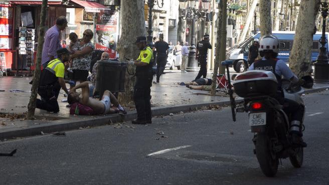 Primeras atenciones médicas tras el brutal atropello masivo en la Rambla de Barcelona en un atentado terrorista EFE 3
