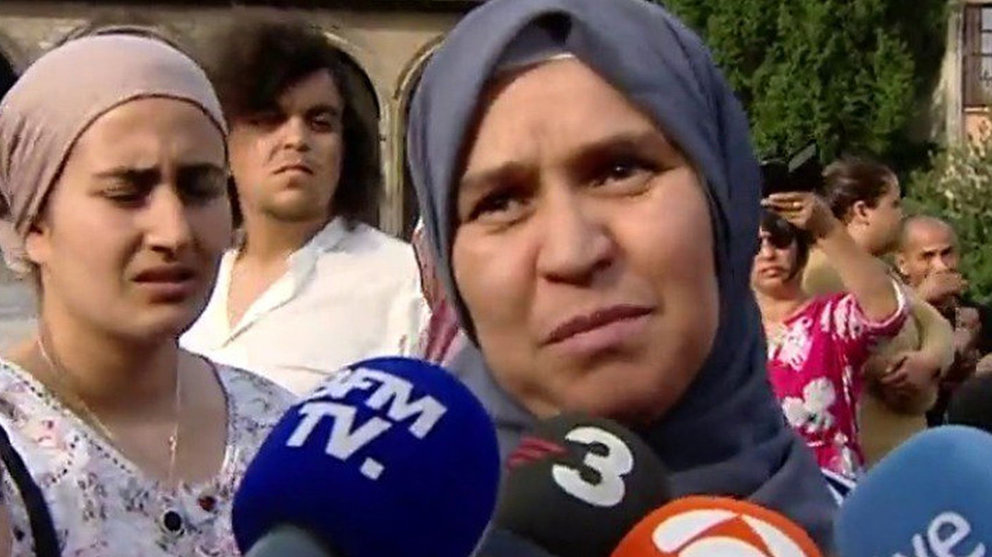 La madre de Younes Aboyaaqoub atendiendo a los periodistas en una manifestación en Ripoll en repulsa de la violencia