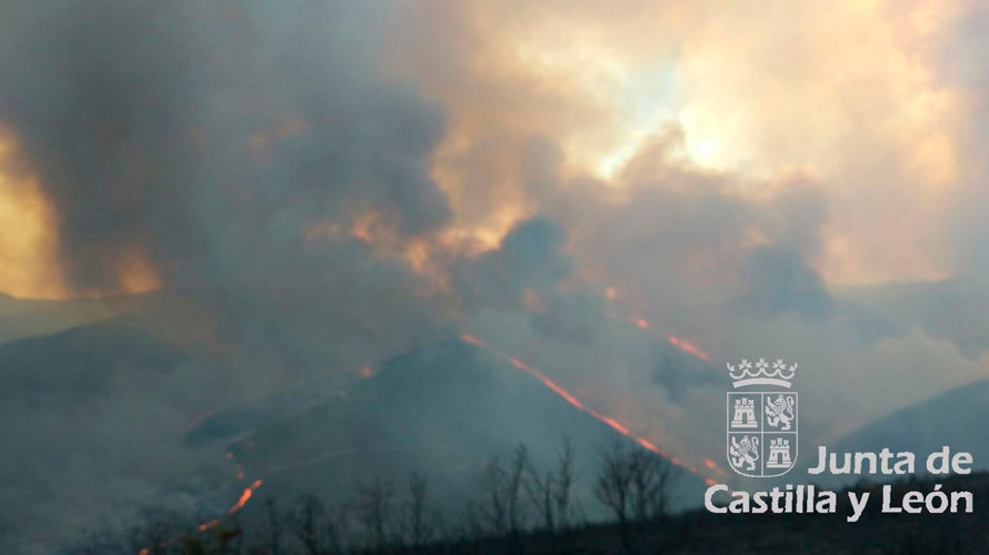 Imagen del incendio desatado en León.