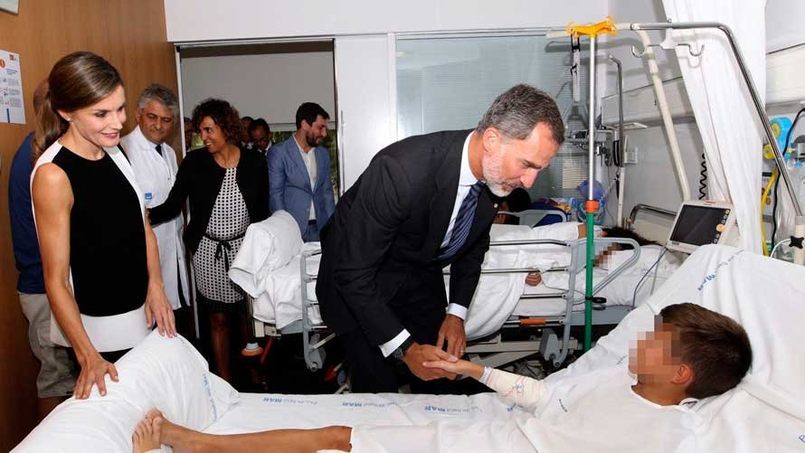 Los Reyes Letizia y Felipe visitan a los niños y adolescentes heridos tras el atentado de Barcelona. CEDIDA