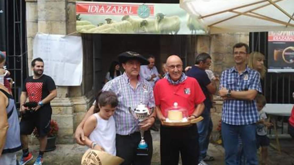 Felipe Agirre, de Eulate, se ha llevado el premio al mejor queso en la 50 edición del Artzai Eguna. Foto @CaprichoHelena