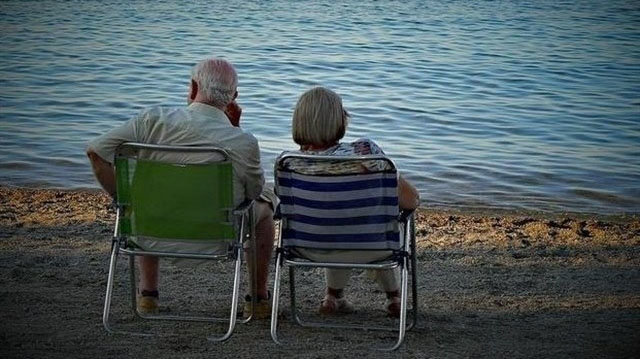 Dos personas, ya jubiladas, mirando al mar EUROPA PRESS