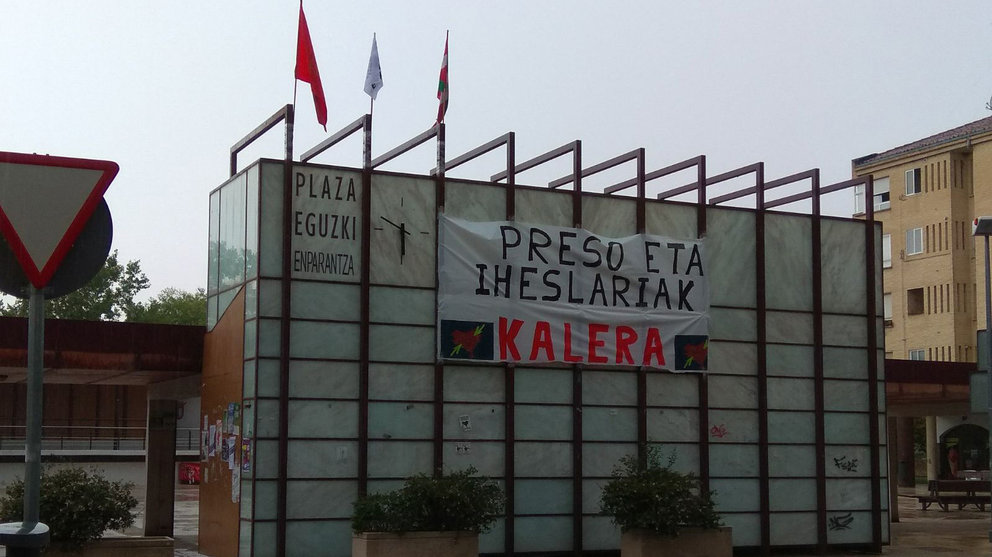 Pancarta en favor de los presos de ETA en el chupinazo de Berriozar, donde se ha colocado la ikurriña.