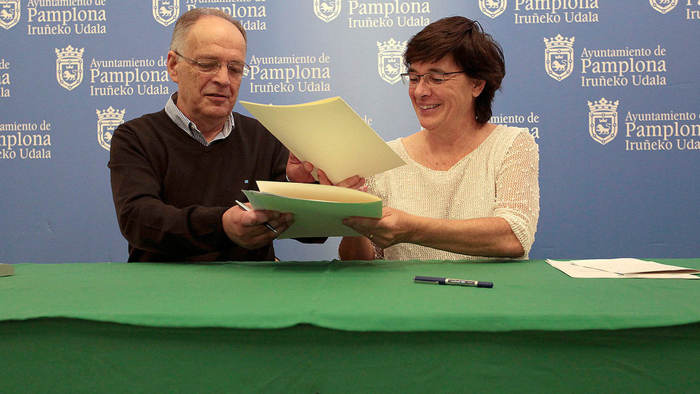 La firma del convenio de colaboración, esta mañana, del Ayuntamiento de Pamplona y la Fundación Banco de Alimentos
