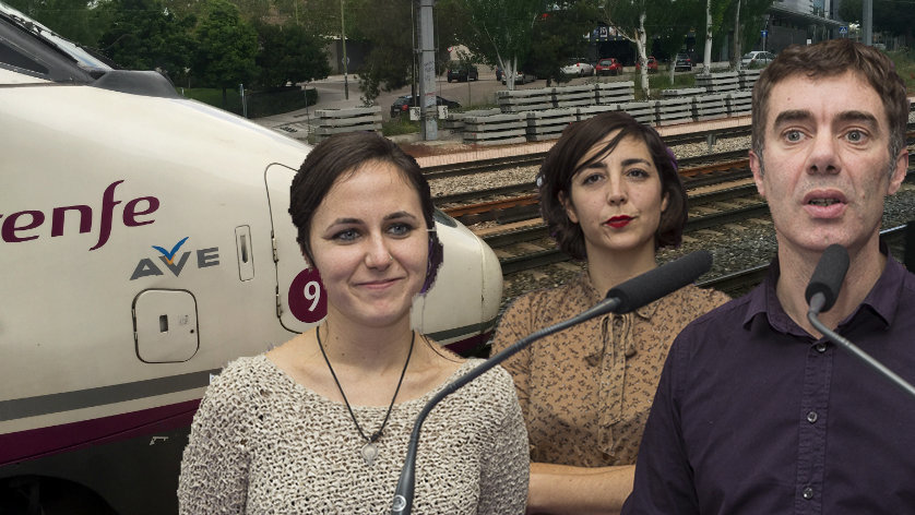 Ione Belarra, Laura Pérez y Eduardo Santos, de Podemos, en un montaje junto a un tren Alataria de Renfe en la estación de Atocha en Madrid..
