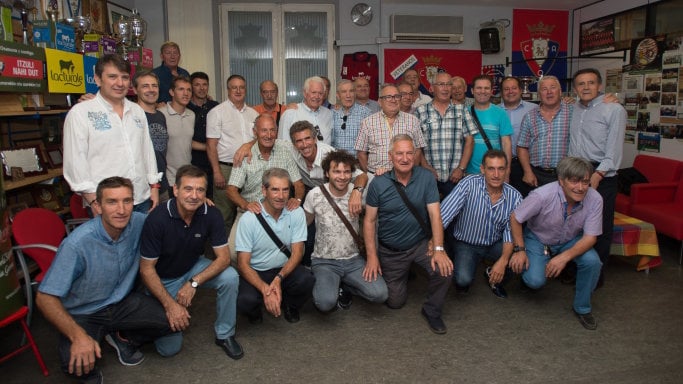 Los veteranos de Osasuna en una imagen reciente junto al presidente de Osasuna, Luis Sabalza.