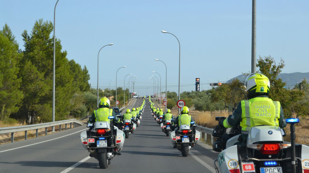 Agentes de la Guardia Civil en las labores de seguridad durante la Vuelta Ciclista a España (1)
