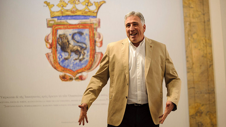 El alcalde Joseba Asirón, recibe al primer grupo de personas que participan en una visita guiada a la nueva decoración del zaguán. MIGUEL OSÉS_10
