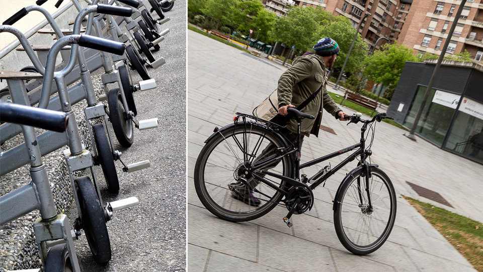 El concejal de Movilidad de Pamplona, Armando Cuenca, con su bicicleta y la imagen de varios triciclos estacionados