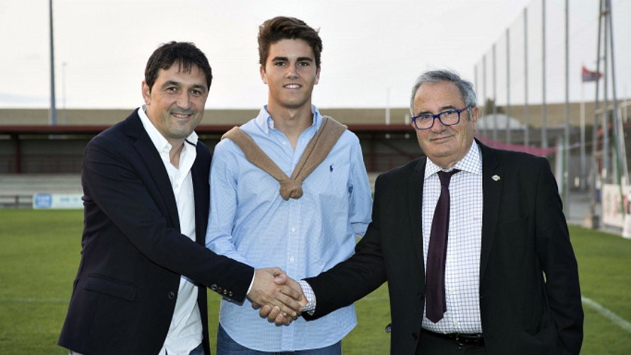 Javi Martínez junto al presidente y director deportivo. CA Osasuna.