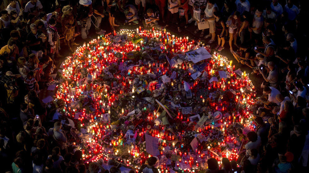 Flores y velas colocadas en las Ramblas en recuerdo de los fallecidos en el atentado del 17 de agosto. EFE