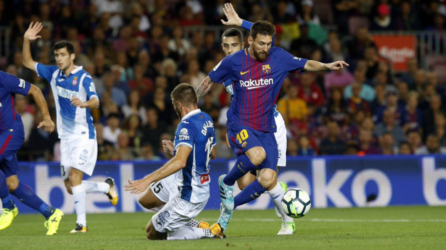 Messi rodeado de rivales del Espanyol. Twitter FC Barcelona.