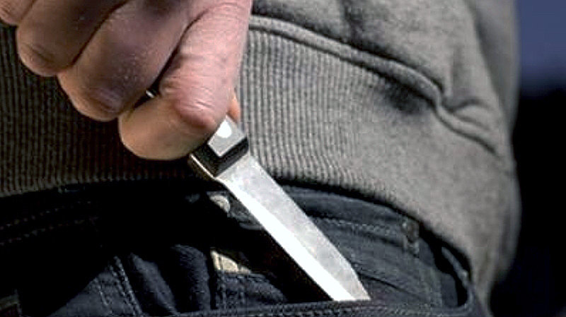 Un hombre porta un cuchillo escondido en los bolsillos de su pantalón.