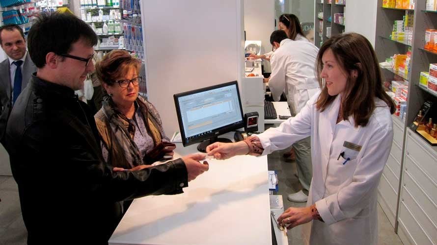 Una farmacéutica atiende a un cliente. EP