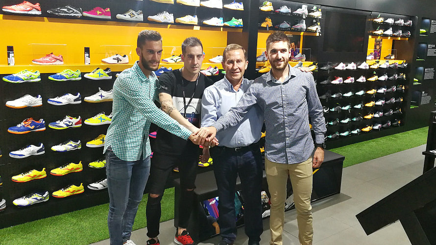 Roberto Torres, Magaña, Del Amo, y Roberto Martil en la tienda de ropa Fútbol emotion.