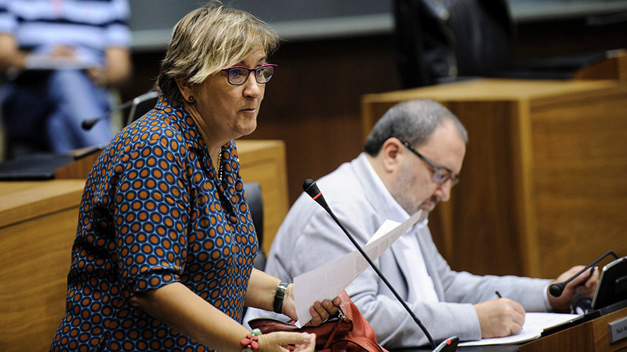 Marisa de Simón durante el pleno del parlamento. MIGUEL OSÉS