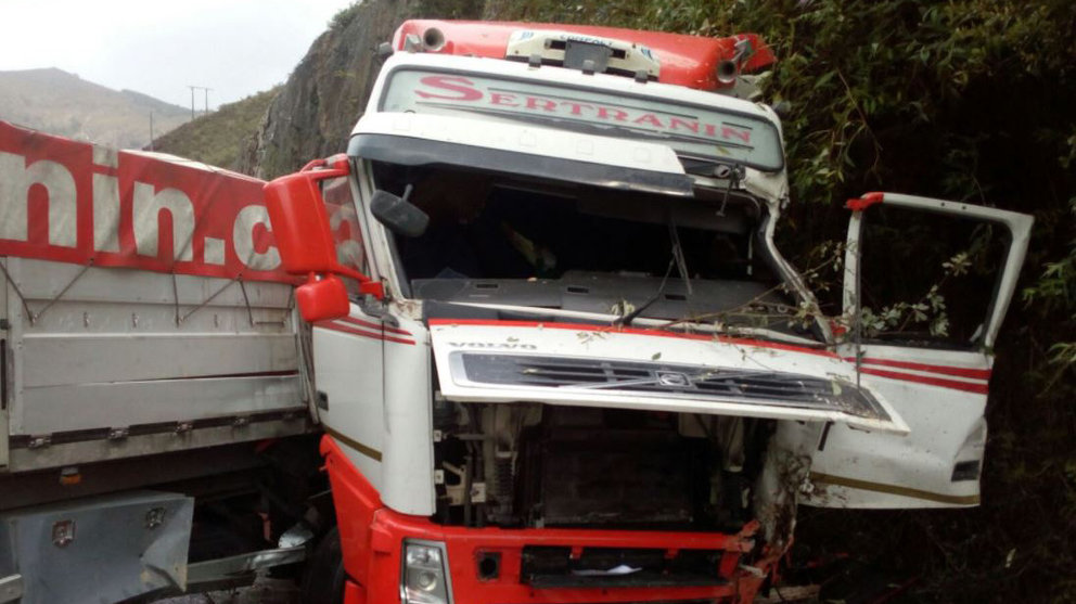 Estado del camión accidentado en la carretera N121A en el que el conductor ha resultado herido y trasladado al hospital BOMBEROS DE NAVARRA