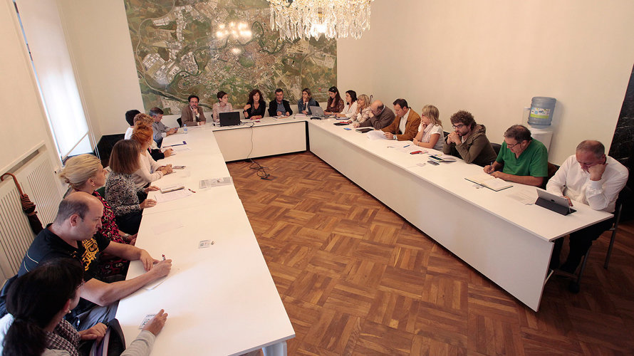 La Mesa del Comercio mantiene una reunión en el Ayuntamiento de Pamplona.