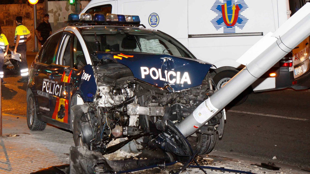 Imagen de archivo de un coche patrulla de la Policía Nacional accidentado junto a una farola Foto YOUTUBE