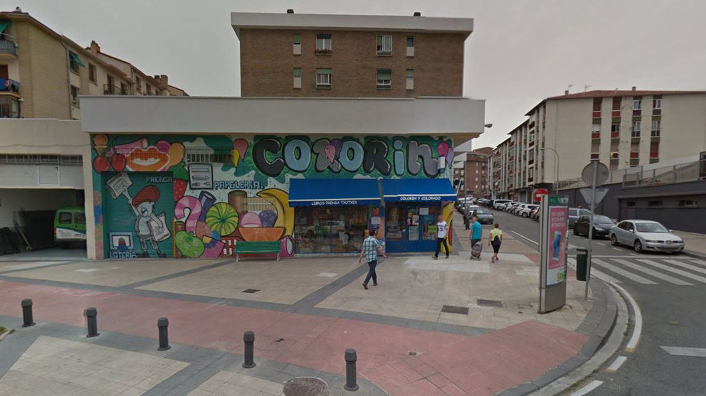 Imagen del exterior de la librería y despacho de loterías Colorín y Colorado en el barrio de la Rochapea de Pamplona