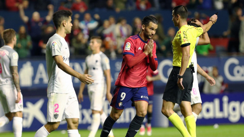 El rojillo Quique González no celebra el gol del empate contra el Almería, su exequipo, que ha anotado en El Sadar LFP
