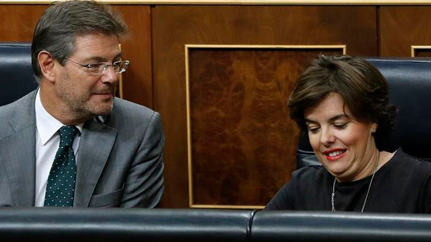 Sáenz de Santamaría y el ministro de Justicia, Rafael Catalá, este martes en el Congreso EFE
