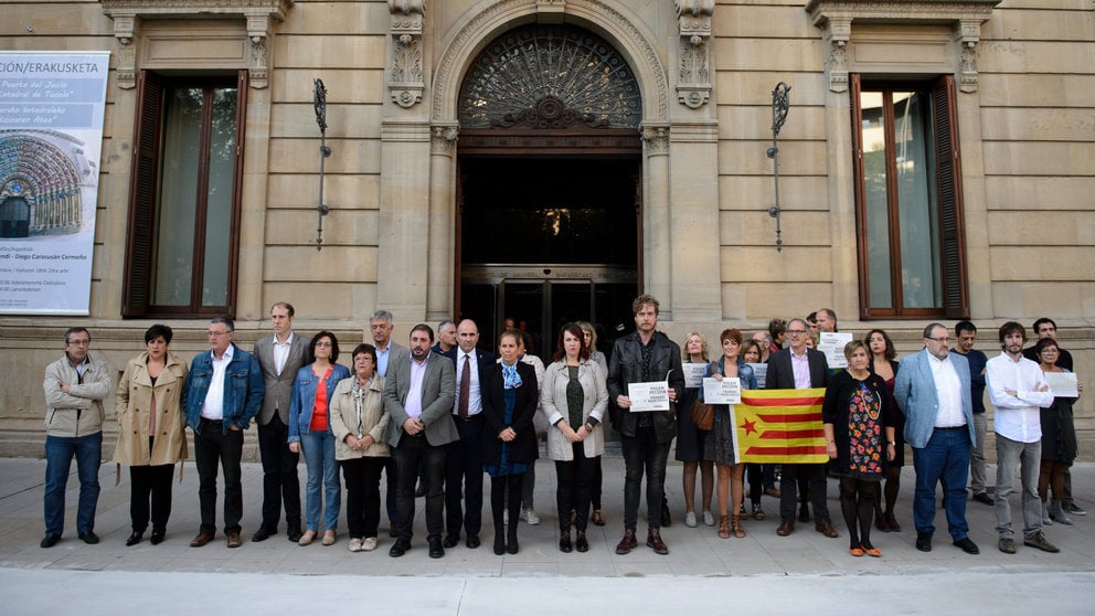 Los miembros del cuatripartito en una manifestación en defensa del referéndum ilegal de Cataluña. PABLO LASAOSA