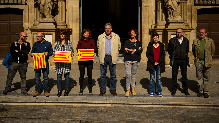 Concentración del cuatripartito del Ayuntamiento de Pamplona a favor del referéndum catalán. PABLO LASAOSA (2)