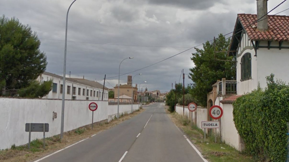 Una de las carreteras de acceso a Tudela con una señal que marca la llegada a la capital ribera ARCHIVO