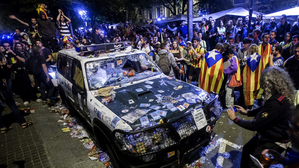 Un coche de la Guardia Civil atacado por los independentistas catalanes. EFE