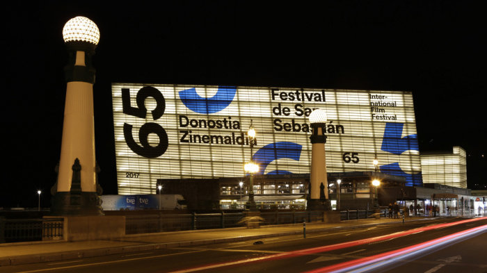 Imagen del Kursaal de San Sebastián preparado para acoger la 65 edición del Festival de Cine CEDIDA