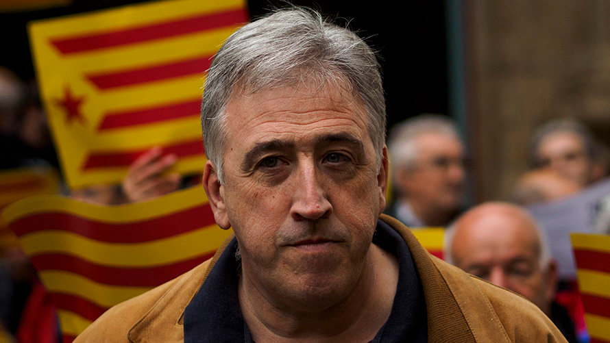 El alcalde de Pamplona, Joseba Asirón, vota en un acto convocado por Bildu en "solidaridad" con Cataluña, en el que han instalado una urna en Pamplona para representar el referéndum ilegal. MIGUEL OSÉS