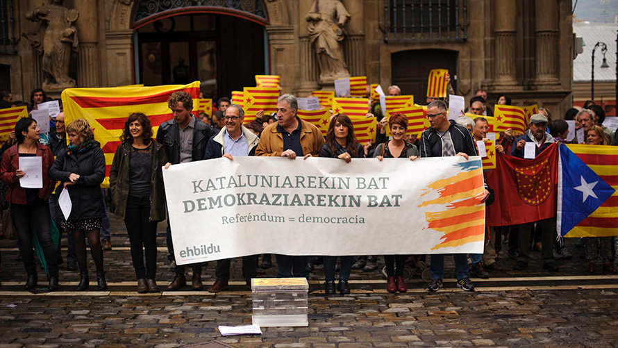Concentración convocada por EH Bildu en solidaridad con Cataluña instalando una urna en Pamplona para votar el referéndum. MIGUEL OSÉS (7)