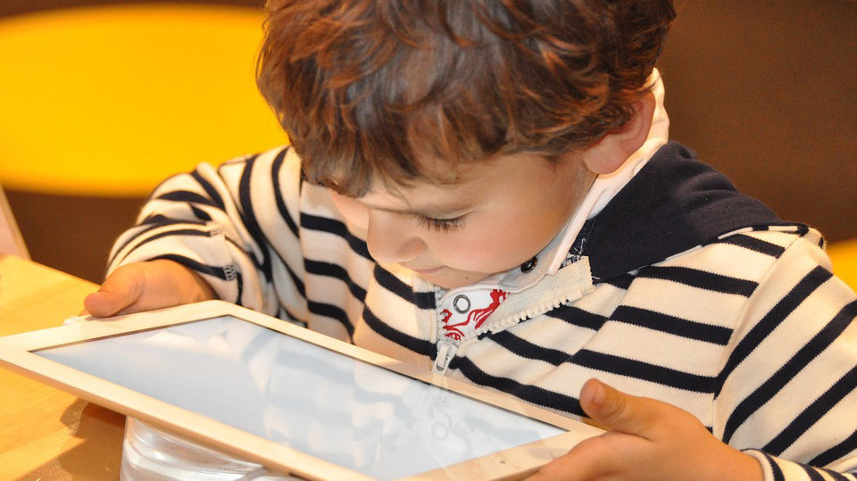 Un niño con una tablet ARCHIVO