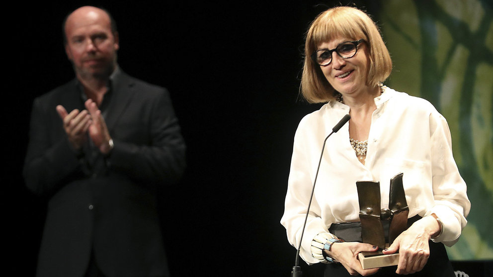 La montadora navarra, Julia Juaniz (d), agradece el premio Zinemira durante la gala del Cine Vasco celebrada en el teatro Victoria Eugenia, en el marco del Festival Internacional de Cine de San Sebastián . EFE/ Juan Herrero.