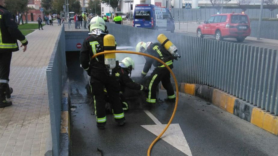 Un coche se ha incendiado al subir la rampa de los aparcamientos del Complejo Hospitalario de Navarra BOMBEROS DE NAVARRA (1)