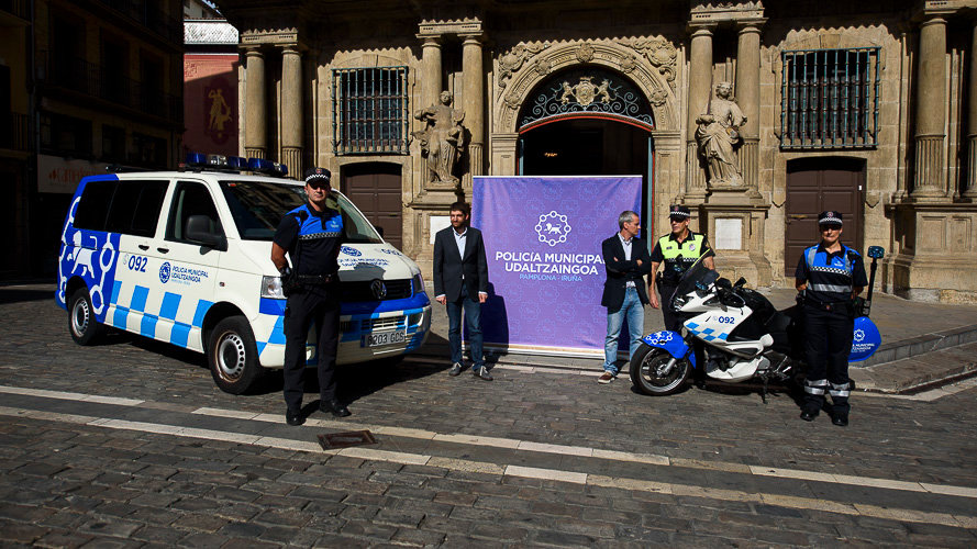 La Policía Municipal de Pamplona presenta su nuevo uniforme y vehículos rotulados. PABLO LASAOSA 05