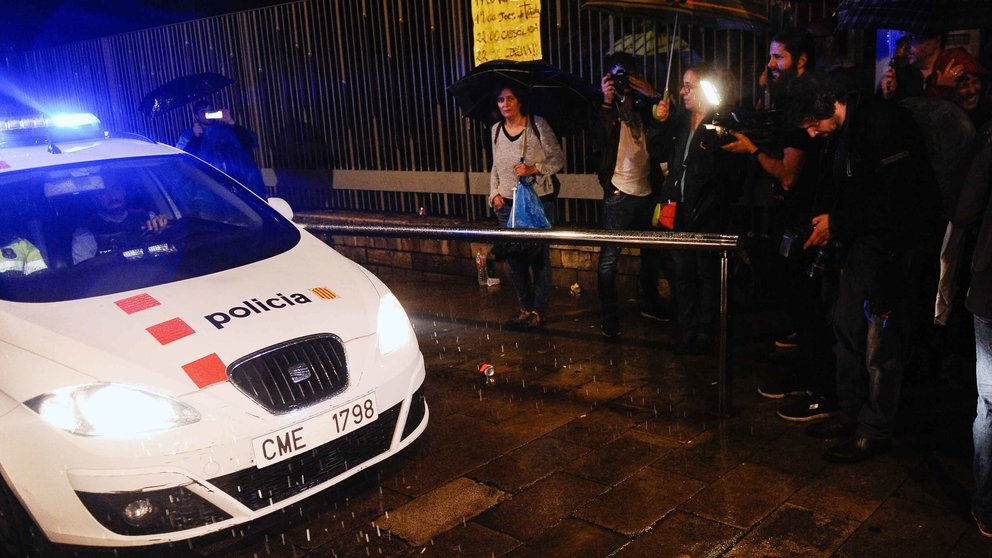 Un vehículo de los Mossos a las puertas de uno de los colegios electorales de Barcelona. MIGUEL OSÉS