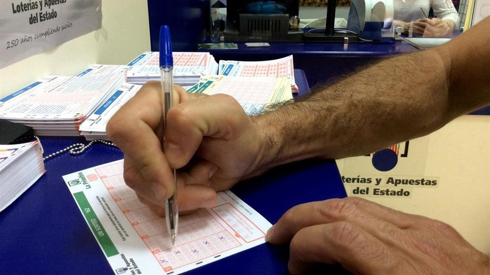Un hombre rellenando un boleto de la Lotería Primitiva.
