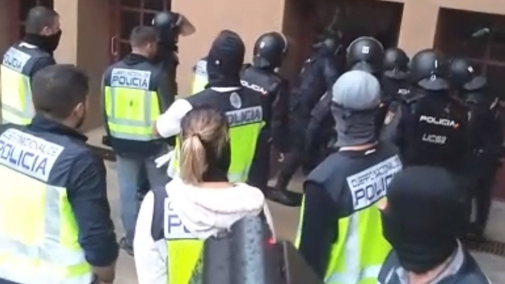 Los agentes de la Policía accediendo a la fuerza en el colegio Ramón Llull de Barcelona.