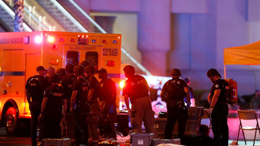 Imagen de uno de los fallecidos junto a policias y ambulancias en Las Vegas. Reuters